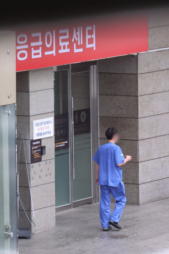 지난 13일 오전 서울 시내 한 권역응급의료센터에 한 의료관계자가 이동하고 있다. 정부는 응급실 과밀화 방지를 위해 이날부터 경증·비응급 환자가 권역·지역응급의료센터와 같은 대형병원 응급실을 이용할 때 본인부담금을 현행 50∼60% 수준에서 90%로 인상한다.<연합뉴스>